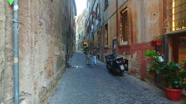 Rue Étroite Romaine Avec Moto Garée Italie Vieilles Rues Rome — Photo