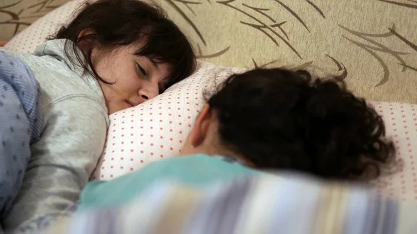 Αστεία Νέους Φοιτητές Μιλάμε Και Αγκάλιασμα Στο Κρεβάτι Μια Κρεβατοκάμαρα — Φωτογραφία Αρχείου