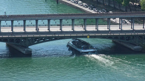 Brug Pont Bir Hakeim Een Toeristische Boot Rivier Seine — Stockfoto