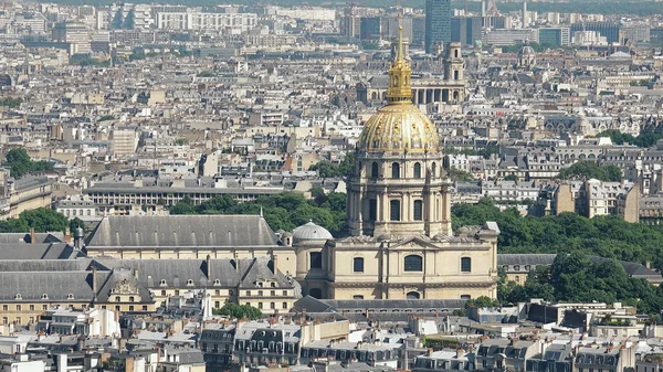 Paris şehir manzarası Eiffel kulesinden, ünlü Domes Les Invalides Napolyon 'un mezarına bir ev ve Paris' te bir müze ve anıt kompleksi