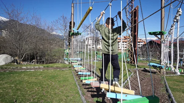 Jeune Garçon Passant Route Câble Sport Extrême Dans Parc Aventure — Photo