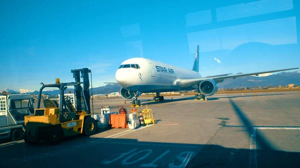 意大利特雷维索 2018年1月左右 从机场失控的运输大巴到停放的飞机和货物运输车辆的乘客波夫 可见的风反射 — 图库照片