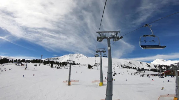 Sciatori Snowboarder Che Scendono Una Pista Montagna Una Stazione Sciistica — Foto Stock