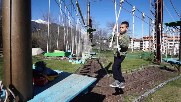 Ragazzo Avventura Arrampicata High Wire Park — Foto Stock