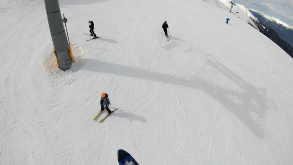 Téli Alpesi Sípályán Erdő Síelők Ski Lift Pov Légifelvételek — Stock Fotó