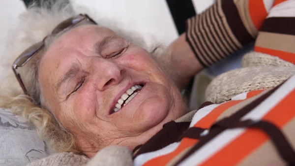 Ευτυχής Ανώτερος Γυναίκα Χαλαρώνει Στην Βεράντα Πάγκο Ταλάντευσης Σκεφτόμαστε Μνήμες — Φωτογραφία Αρχείου