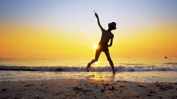 Giovane Ragazzo Con Cappello Raccogliendo Sbirci Sulla Spiaggia Gettare Pietra — Foto Stock