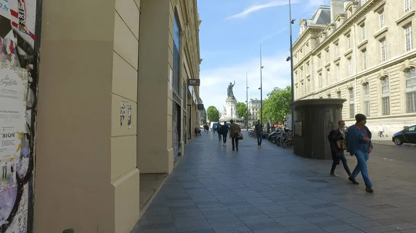 Paris Frankrike Maj 2017 Fotgängare Promenad Att Dra Resväskor Trottoaren — Stockfoto