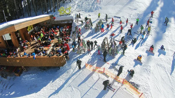 Panorama Van Skigebied Piste Mensen Skilift Skiërs Piste Hoge Hoogte — Stockfoto