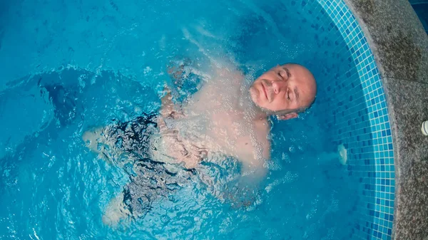 Homme Chauve Profiter Dans Jacuzzi Spa Thermique — Photo