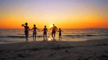 Aile insan bir parti spraing yaşıyorsanız ve yaz üzerinde atlama plaj gün batımı, sinematik ağır çekim