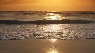 Tropik deniz günbatımı manzaralı kaba dalgalar