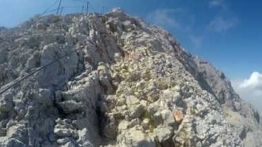 Dağcı pov kayalık dağ Zirvesi Triglav Julian Alps sıradağları üzerinde tırmanma seferi için