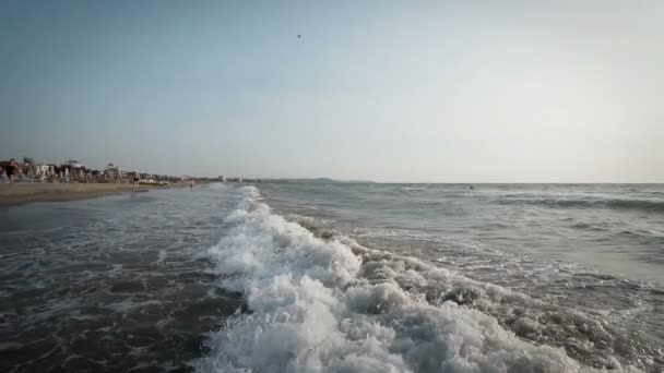 Zee Golven Sunrise Zandstrand Vakantie Achtergrond Filmische Dof Slow Motion — Stockvideo