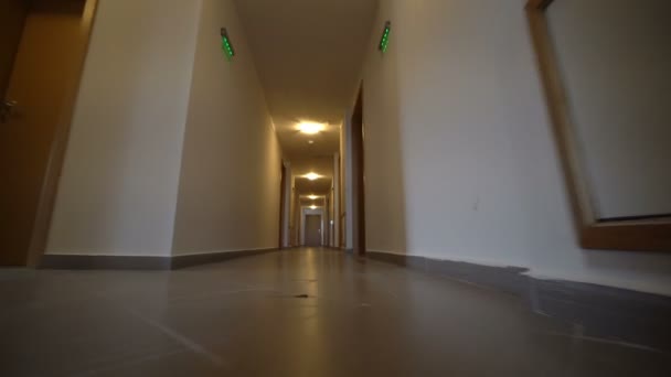 Ένας Pov Πυροβόλησε Περπάτημα Στο Διάδρομο Ξενοδοχείου Χαμηλή Γωνία Κινηματογραφικό — Αρχείο Βίντεο
