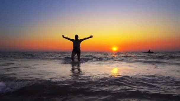 Silhueta Irreconhecível Sair Água Pôr Sol Oceano Com Mãos Bem — Vídeo de Stock