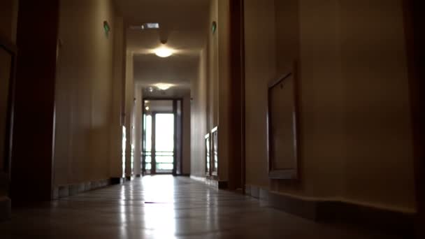 Pov Pürüzsüz Geniş Açı Çekimi Konut Koridoru Koridorunda — Stok video