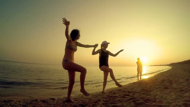 Zwei Glückliche Freunde Genießen Strand Tanzen Traditionellen Ethno Tanz Zeitlupe — Stockvideo
