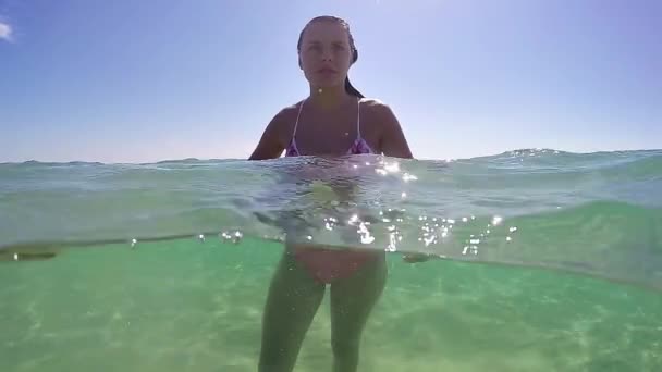 Портрет Смущенной Девушки Моды Освежающий Морской Воде Глядя Камеру Гопро — стоковое видео