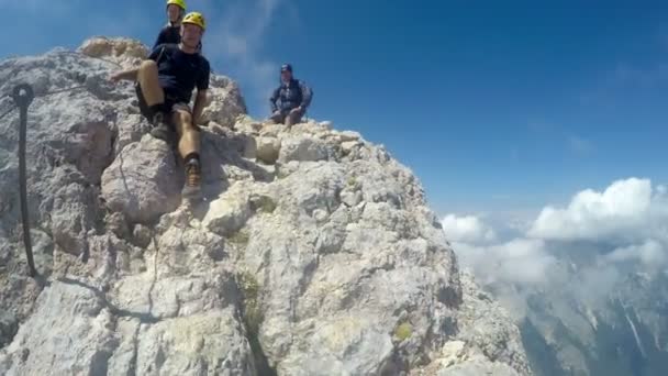 最も高い山のスロベニア トリグラフ 2864 夏の終わりにトップ 天気が良い時に通常多くの来場者があったと — ストック動画