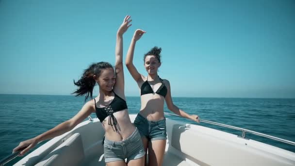 Duas Meninas Bonitas Desfrutando Uma Viagem Barco Dançando Slow Motion — Vídeo de Stock