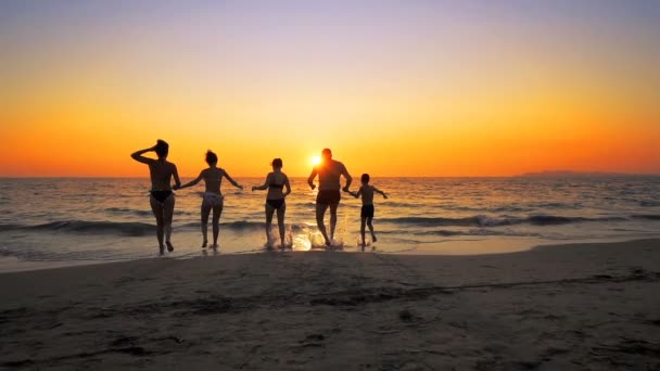 Семейные Люди Веселятся Прыгают Закате Летнего Пляжа Кинотеатре Slow Mion — стоковое видео