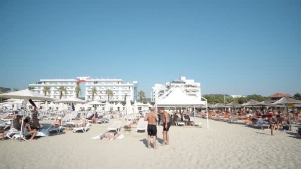 Silla Playa Lujo Sombrilla Playa Día Soleado Filmación Steadicam Cinemática — Vídeos de Stock