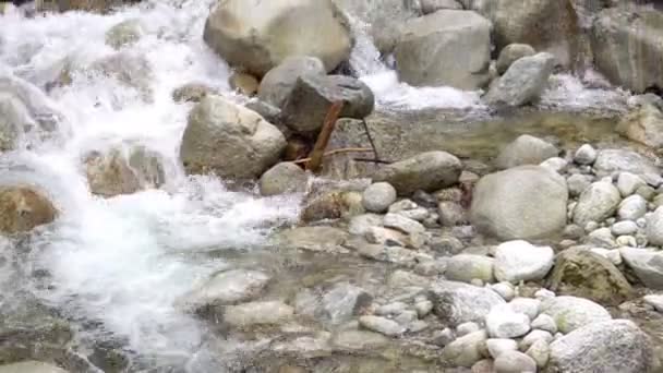 Gebirgsbach Mit Großen Steinernen Runden Felsen Dolly Shot — Stockvideo