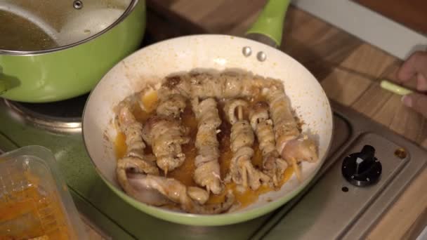 Μαγείρισσα Τηγάνισμα Σουβλάκια Κομμάτια Του Κρέατος Κατσαρόλα Στο Φούρνο — Αρχείο Βίντεο