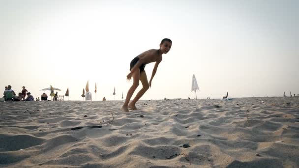 Αγόρι Τρέχει Και Πηδά Γύρω Στην Παραλία Κάνοντας Catwheels Αργή — Αρχείο Βίντεο