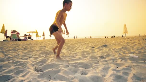 Petit Garçon Courir Sur Plage Faisant Flip Coucher Soleil — Video