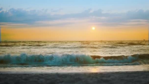 Güneş Batımında Koyuyor Sahile Fırtına Dalgaları Yıkama — Stok video