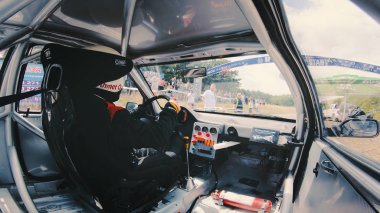 Koçani, Makedonya - 24 Haziran, 2018: spor yarışçısı hazırlamak tepe Tırmanma yarışı üzerinde başlama pozisyonu eğri dağ yolda almak