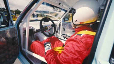 Koçani, Makedonya - 24 Haziran, 2018: Hill tırmanmak yarış sürücüsü sürücü hızlı eğri dağ yolda, sinematik pov