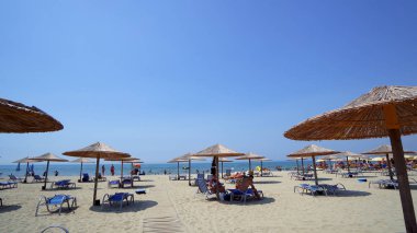 Plaj şemsiye ve şezlong yaz tatil resort Doğum