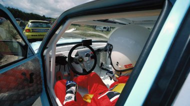 Koçani, Makedonya - 24 Haziran, 2018: değişen ve direksiyon tırmanma araba yarışçısı tepe. İçinde görünüm