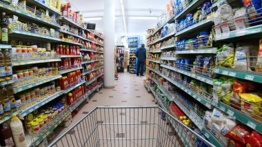 Skopje, Makedonya - Mar, 2018 yaklaşık: boş alışveriş sepeti arabası ile süpermarket taşıma