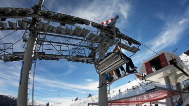 Bansko, Bulgaristan - 06 Nisan 2018: Dağ Zirvesi teleferik istasyonu, Pov, varış