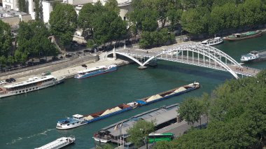 Gemi Seine Nehri ve Debilly yaya köprüsü kargo tekne ile Paris, havadan görünümü, Fransa