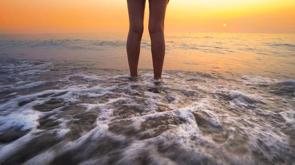 Frauenfüße Planschten Bei Sonnenuntergang Strand Von Meereswellen Ruhige Ruhige Entspannende — Stockfoto