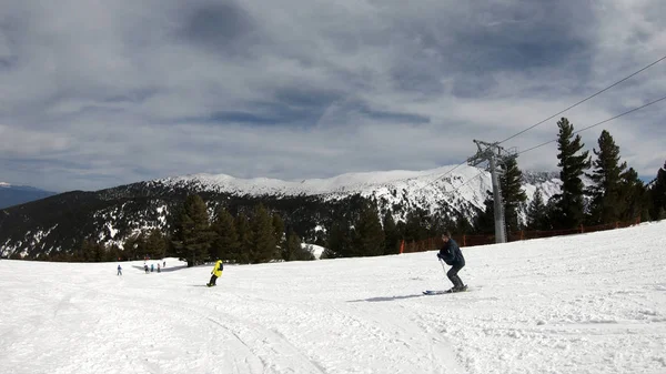 Skidåkare Ski Kort Vänder Nedåt Sluttningen Skidspåret — Stockfoto