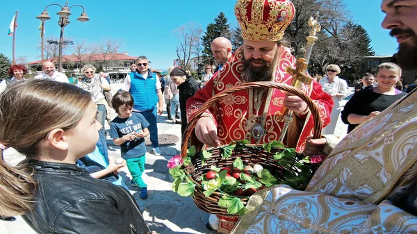 Bulgaristan 'ın Bansko kenti - 06 Nisan 2018: Bulgaristan' ın Bansko kentinde düzenlenen Paskalya geçit töreni. Rahipler ve insanlar geleneksel olarak sokaklarda yürürler, dini şarkılar söylerler ve çocuklara paskalya yumurtası verirler.