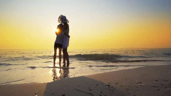 Família Apaixonada Pelo Pôr Sol Verão Mãe Vestido Branco Abraçar — Fotografia de Stock