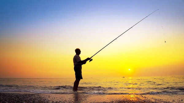 Fischer Fängt Einen Fisch Hände Eines Fischers Mit Einer Spinnrute — Stockfoto