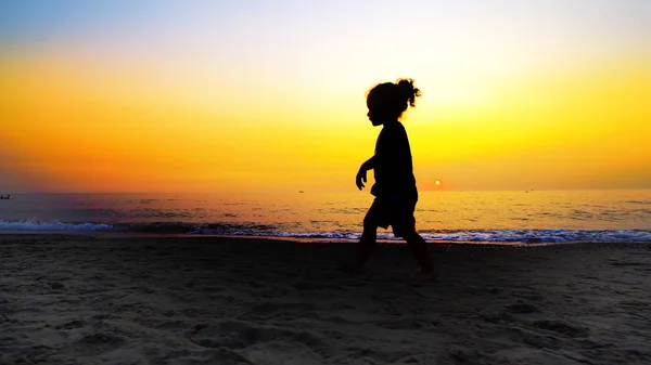 Silhueta Menino Caminhando Uma Praia Vazia Com Pôr Sol Verão — Fotografia de Stock