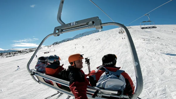 Selfie Dwóch Przyjaciół Jazda Ski Lift — Zdjęcie stockowe