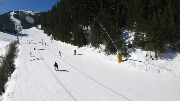 Panorama Estância Esqui Declive Pessoas Teleférico Esquiadores Pista Cume Montanha — Fotografia de Stock