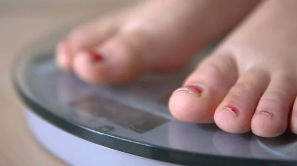 Γυναίκα Πόδια Στέκεται Ζυγαριές Δίαιτα Απώλειας Βάρους — Φωτογραφία Αρχείου