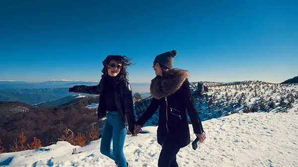 Due Bellissimi Adolescenti Felici Sorridenti Che Camminano Sulla Neve Invernale — Foto Stock