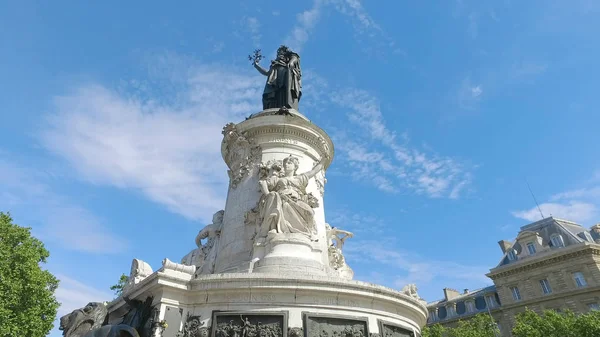 프랑스 Republique 광장의 중심에 그녀의 오른손에는 올리브 가지를 하고있다 Hyperlapse — 스톡 사진